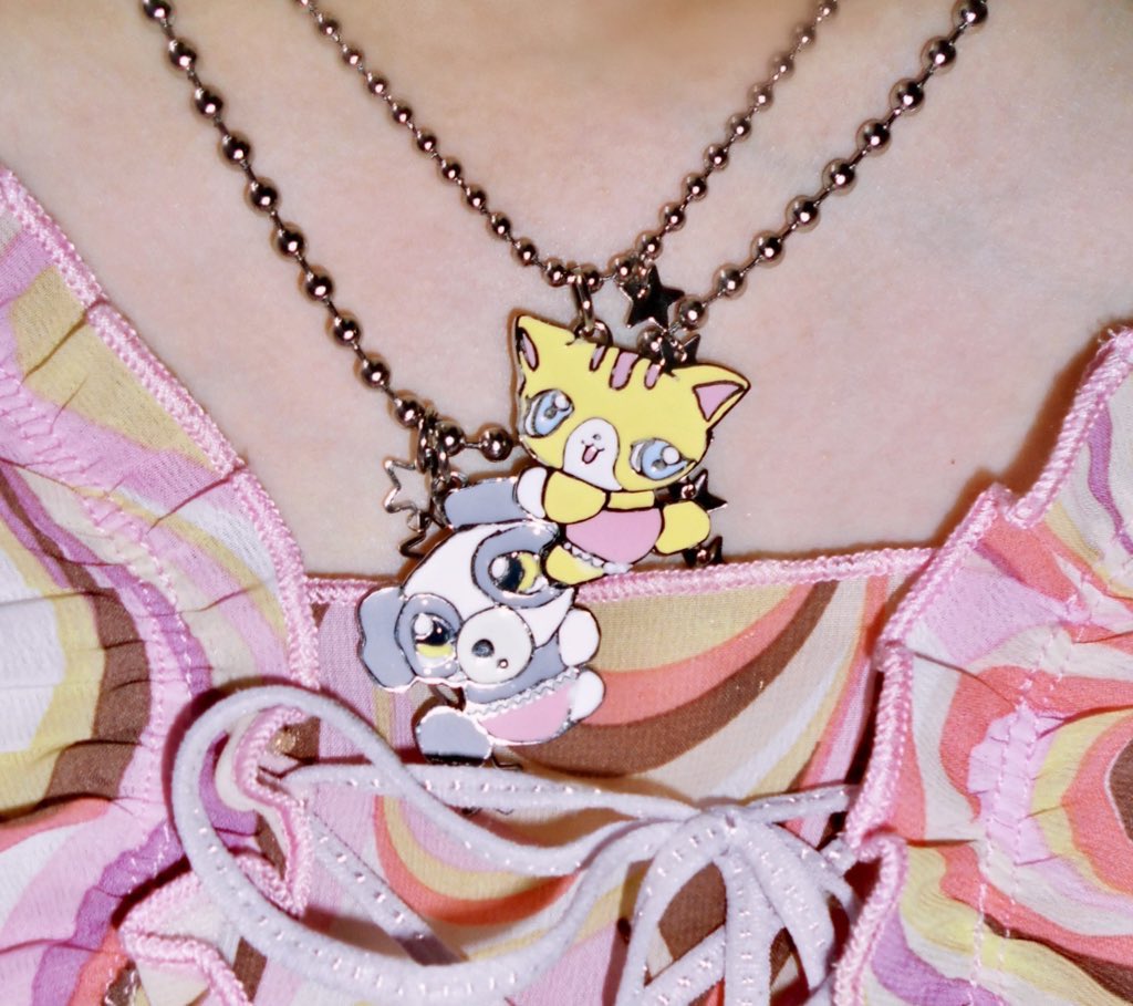 𝓘 𝓵𝓸𝓿𝓮 𝓶𝔂 𝓑𝓕𝓕 🐶🩷🐱

비비컴퍼니를 입사를 위해 핸드메이드 악세사리 브랜드 comme la danse 와 콜라보레이션 작업을 준비했습니다.°ʚ(*´꒳`*)ɞ°.  

각자 함께 지내는 강아지와 고양이 친구를 모티브로 목걸이와 티셔츠를 만들었어요 내일 만나요 🐾