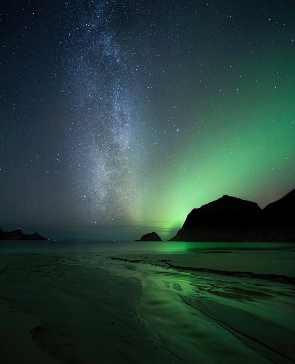 earthcurated's tweet photo. Night skies over Norway 💫 https://t.co/wLCYCUr756