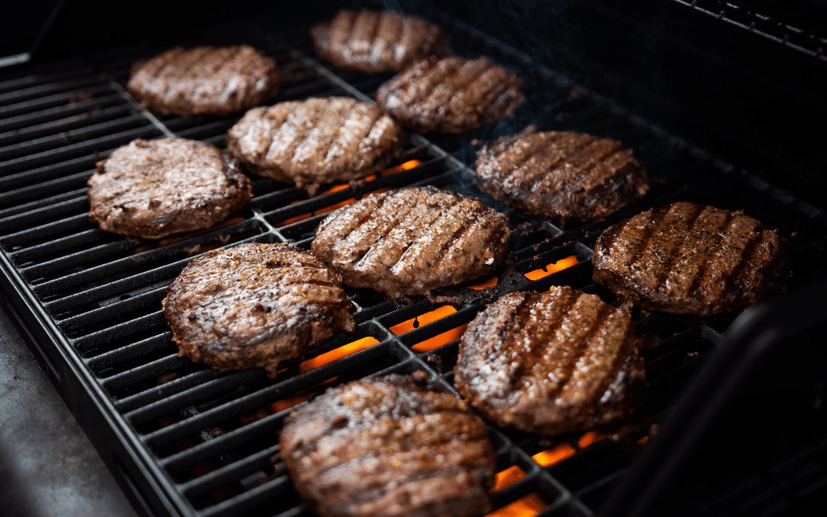 SeniortruppGG's tweet image. Vi slår ett slag för festivalen i Gullabo - ”Folk från skogen” som är imorgon lördag. Vi ifrån herrlaget kommer vara där och sälja hamburgare, vegetariska burgare samt korv. 🍔 ☀️ 🎶