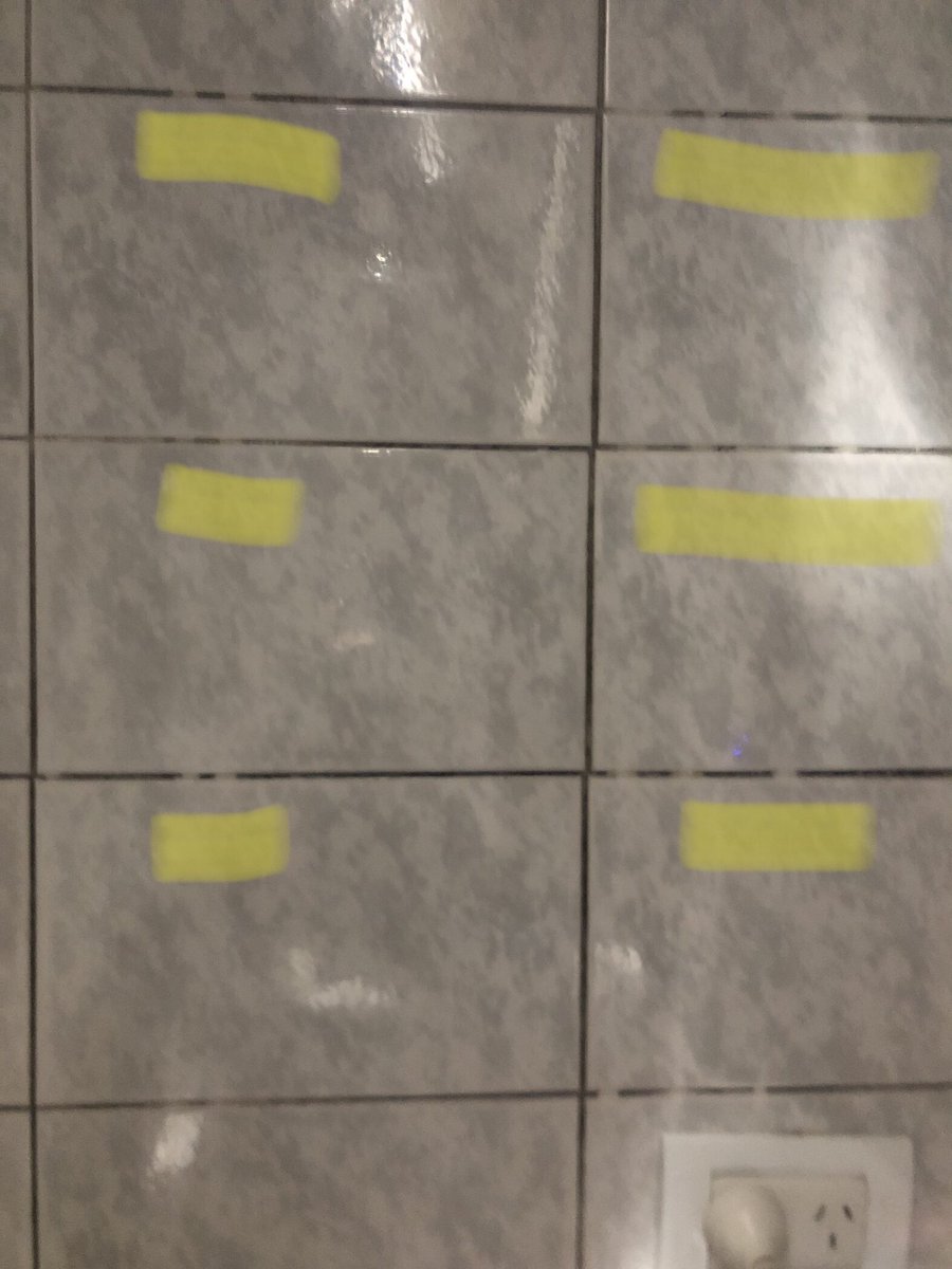 whateverf280's tweet photo. @wilkes_ms @elguisodebagre @ZubillagaMerc En esta habitación solo le tiré al techo y se puede ver en las juntas de la pared por donde cayó producto del techo. Y ahí ni pase un paño https://t.co/UVXhhxFzCY