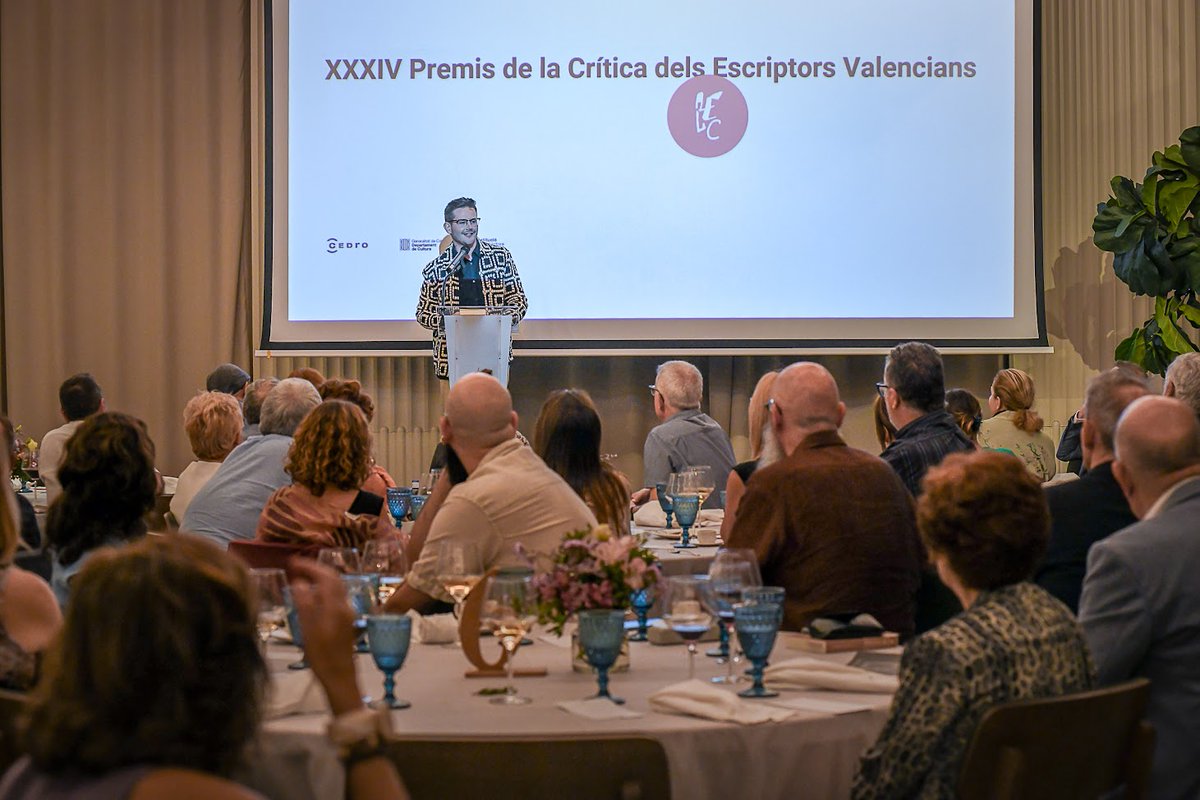 🏆  Vora cent persones es van trobar a València fa un mes per assistir als XXXIV Premis de la Crítica dels Escriptors Valencians, que van rebre @Caminantlanit, <a href="/alfonselblue/">Malparlat</a>, Ferran Torrent, <a href="/SoniaAlejo1/">Sònia Alejo</a>, <a href="/MartaPera/">Marta Pera Cucurell</a> i <a href="/AitanaGuia/">Aitana Guia</a> 

Més detalls: escriptors.cat/noticia/lliura…