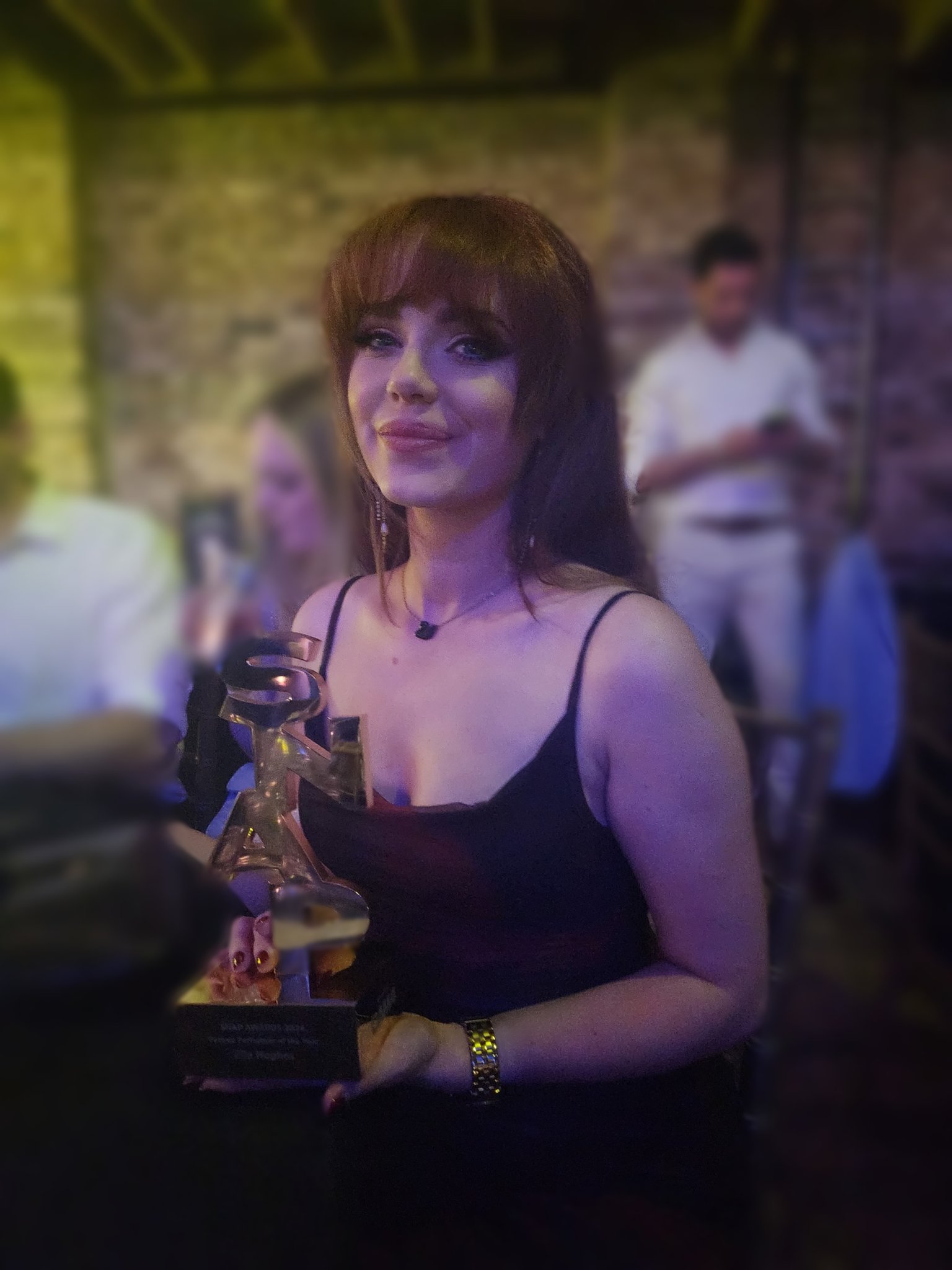 1 pic. I WON FEMALE PERFORMER OF THE YEAR!!!!!!!!!! https://t.co/25Bh7xTe3I