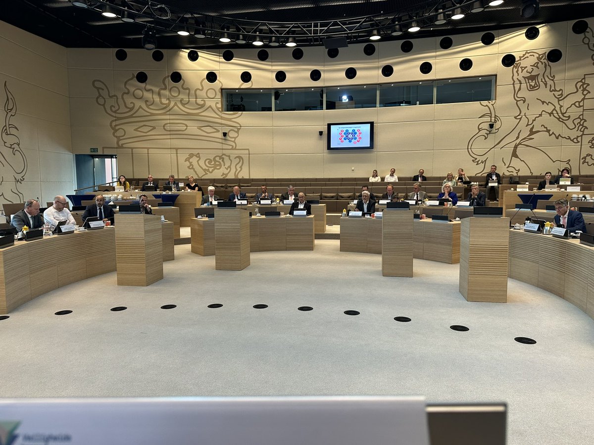 Vandaag de laatste vergadering van het <a href="/Vberaad/">Veiligheidsberaad</a> voor de zomer. O.a. afscheid van staatssecretaris <a href="/ericvanderburg/">Eric van der Burg</a>. We hebben als veiligheidsregio’s jarenlang intensief samengewerkt met hem aan de opvang van Oekraïners en reguliere vluchtelingen. Een dijk van een bestuurder. Dank!