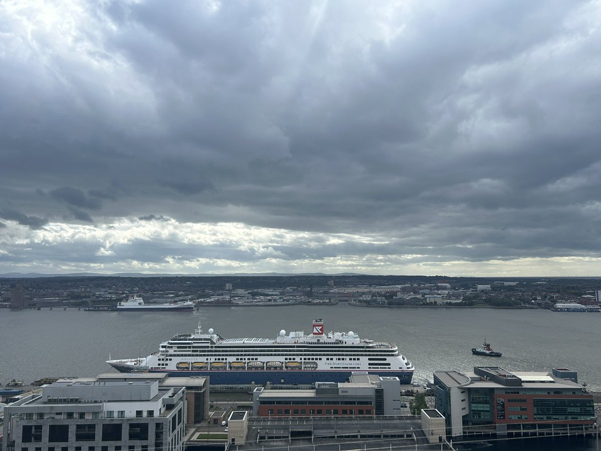 🧁 Some of the team enjoying afternoon tea at 360 Sky Bar for <a href="/IrvingsLaw/">Irvings Law</a> summer event

#Liverpool #360skybar