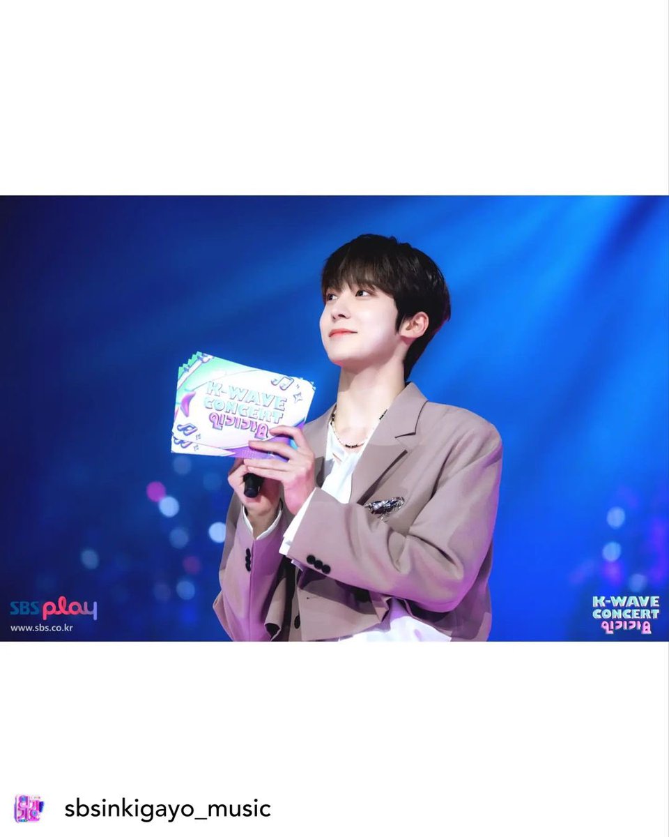 Kudos_Jewelry's tweet photo. 지난 #인기가요 #KWAVE 에서  #에이티즈 #윤호 님께서 MC와 무대에서 쿠도스의 목걸이를 착용해주셨어요! 

담수진주와 스와로브스키 비즈를 이용한 제품인데, 윤호님의 찰떡같은 소화력으로 더욱 빛나는 것 같아요!  감사합니다 :)

https://t.co/wLMOrz5RIn…

#ATEEZ #YUNHO https://t.co/hxv2cHAkxx