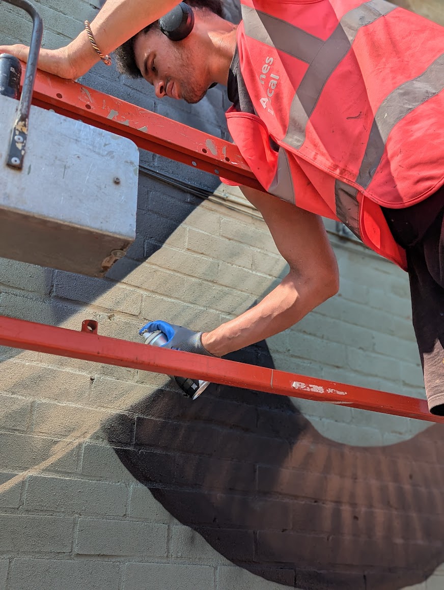 🐘 This week on Newnham Street, Curtis Hylton painted the story of a remarkable discovery made by a Luton resident in 1913.

👀 Keep an eye out for our next mural in Chatham in 8 weeks!

ℹ️ Find out more: archeslocal.org.uk/chatham-elepha…