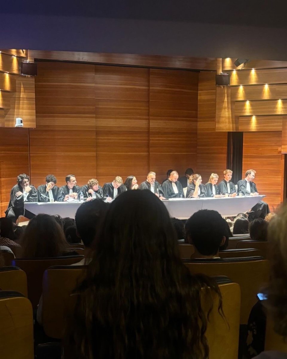 NejmaLabidi's tweet photo. Immense honneur d’avoir représenté le Bâtonnier lors de la 29e séance de la Conférence avec pr invité l’immense @frankberton3 pour entendre les 29 valeureux candidats discourir jusqu’à 2h
Ses mots résonnent encore « l’IA ne restituera jamais l’humanité de ceux que nous défendons» https://t.co/ZvlCfQHmj3