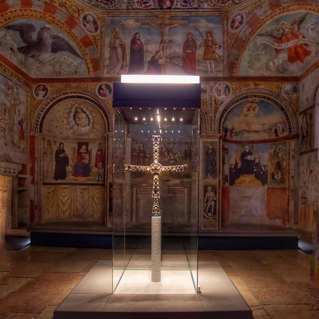 Ornata da 212 gemme, la Croce di Desiderio risale al IX secolo ed è uno dei tesori più preziosi del Museo di Santa Giulia a #brescia. Scopri di più 👉 bit.ly/2nhpJWF  

📷 IG@matteostaffini 
#VisitBrescia <a href="/inLOMBARDIA/">inLOMBARDIA</a>  <a href="/Italia/">Italia.it</a>