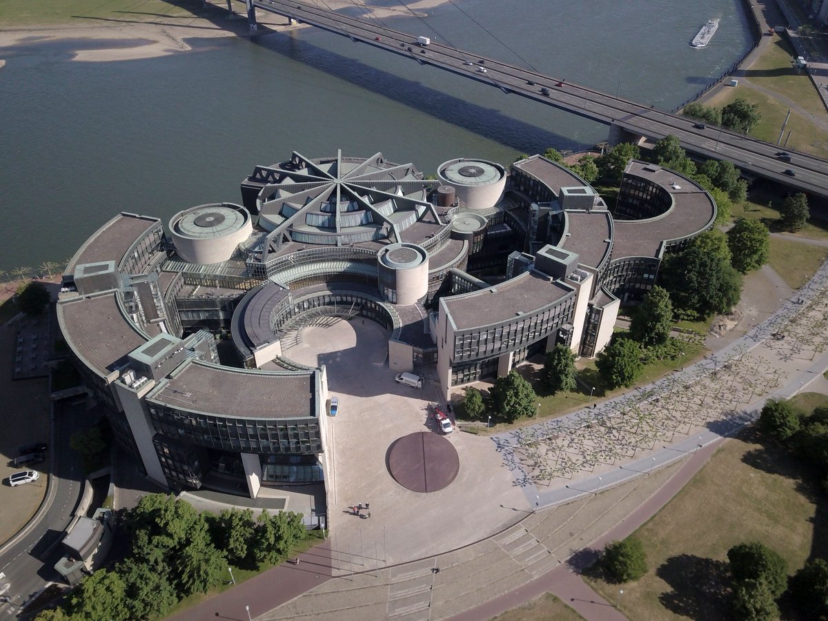 🌞 #StartinsWochenende mit einem #Ausflugstipp: Am Samstag (29. Juni) und Sonntag (30. Juni) öffnet der Landtag seine Türen zum Heimspiel im Parlament. 

Von 11 bis 16 Uhr erleben Besucherinnen und Besucher:

⚽#Kickern
💂Führungen
📍#Geocaching

ℹ️ #Kostenlos und ohne Anmeldung.