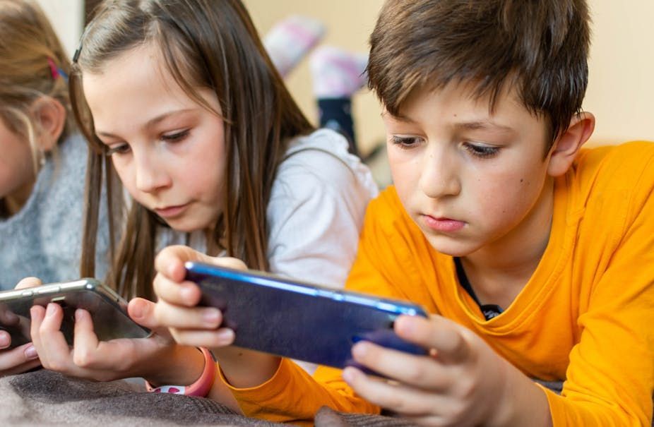 🖥  L'impact du #numérique à l'école  <a href="/annecordier/">AnneCordier</a> 
👉 démontre que  les termes « écrans » et « numérique à l’école » cachent une diversité de pratiques
👉 souligne l'importance du rôle des adultes et des acteurs publics dans l'#inclusion numérique. 
buff.ly/4adSFny