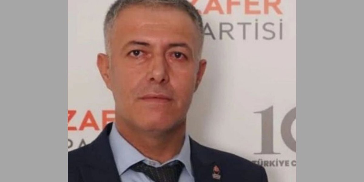 kisadalgamedya's tweet photo. Zafer Partili siyasetçinin 17 yaşındaki çocukla bisiklet kavgası 

Adana'da Zafer Partisi'nin eski il başkanı Abdurrahman Bilir, bisiklet sürme nedeniyle oğluyla tartıştığı iddia edilen 17 yaşındaki çocuk ile kavga etti. https://t.co/olEM973Gpd