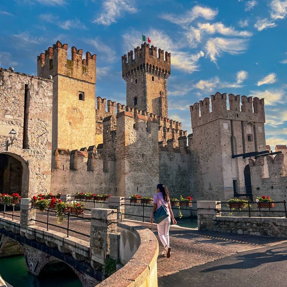 Con le sue torri merlate, il Castello Scaligero regala un'inconfondibile atmosfera fiabesca al borgo di Sirmione, sul #lagodigarda. Scoprilo qui 👉bit.ly/3PpIgwB  

📷 IG@visitsirmione 
#VisitBrescia <a href="/inLOMBARDIA/">inLOMBARDIA</a>  <a href="/Italia/">Italia.it</a>