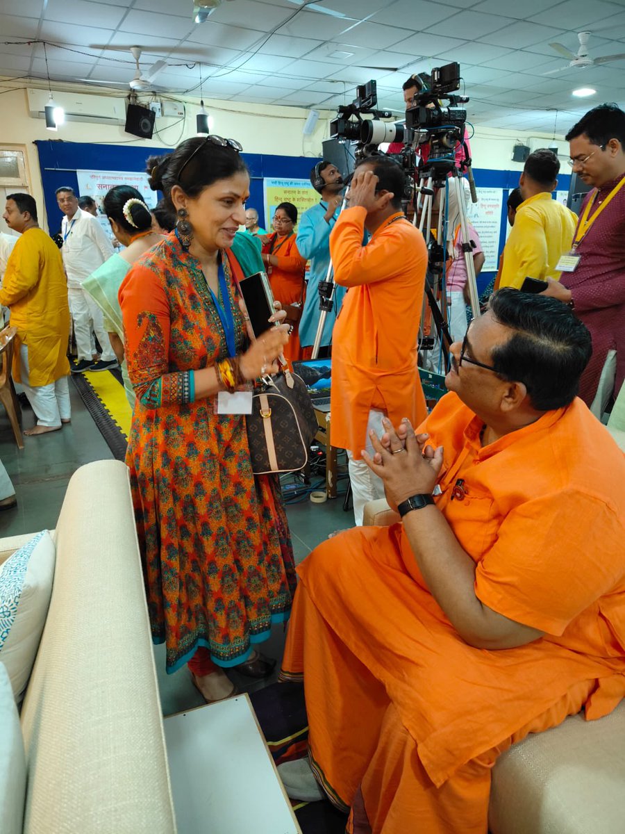 ShriguruPawanji's tweet photo. लोगों से मिलकर बहुत अच्छा लगता है, विशेषकर जब दूर दराज़ के लोग भी आपको पहचान कर अपनों की तरह मिलते हैं।
मैं जिस मंदिर में जा रहा हूँ ये बहुत महत्त्वपूर्ण है क्योंकि यहाँ “”स्वामी विवेकानंद”” आये थे।😁
गोवा का इतिहास परशुराम जी के से जुड़ा है। इसे कोंकड़ी काशी भी कहा जाता था।महाभारत में ये “गोमंत” कहा जाता था।
