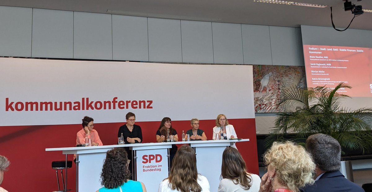 demokratieghst's tweet photo. Bundesinnenministerin @NancyFaeser bekräftigt auf der #Kommunalkonferenz der @spdbt: "Ob wir gesellschaftlichen #Zusammenhalt hinbekommen, entscheidet sich vor Ort. Deswegen müssen wir alles tun, dass die #Kommunen gut aufgestellt sind, dies zu leisten."

@BernhardDaldrup @emilyvontz1 @LuisaHofmeier
