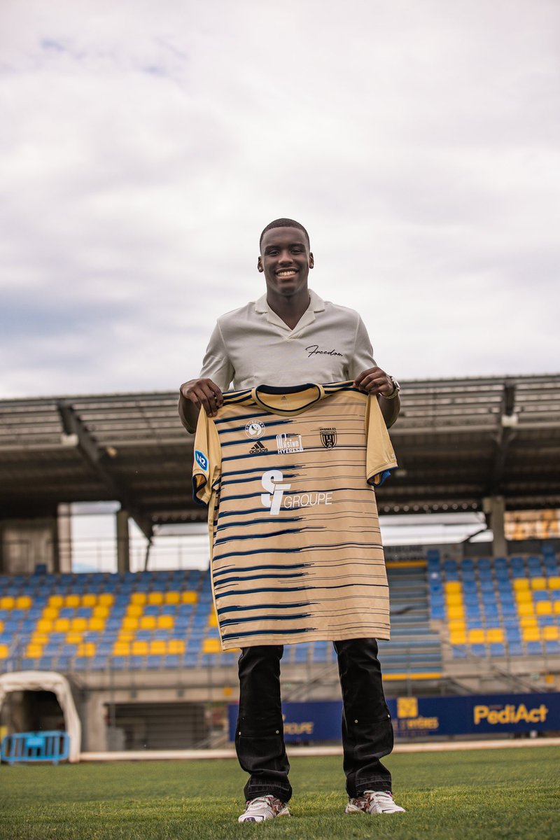 𝐃𝐞𝐮𝐱𝐢𝐞̀𝐦𝐞 𝐚𝐫𝐫𝐢𝐯𝐞́𝐞 ! 🆕

Michael Nsilu , deuxième recrue Hyèroise , vous est présenté par Prolians ( Provence Cote D’azur ) en provenance de Chamelières !🔥 

#Hyeroisetfierdeletre