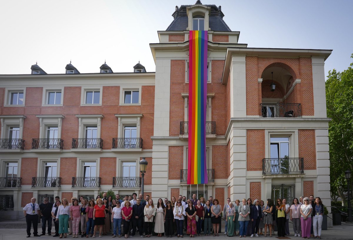 🏳️‍🌈

Hoy los edificios del Ministerio en la calle San Bernando se engalanan por primera vez en la historia con los colores del #OrgulloLGTBI

Hoy abrimos nuestros balcones a la diversidad y a la igualdad ¡Feliz 28 de junio!

#OrgulloyJusticia