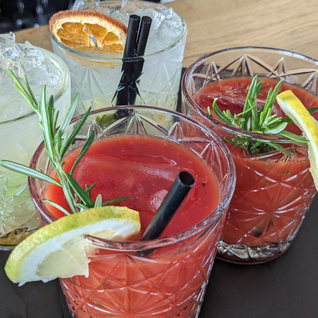 Ja saps quin còctel demanar per a les tardes i les nits d'estiu? Vine a refrescar-te amb les nostres creacions estivals i converteix cada trobada en una celebració!

#loquiosc #restaurant #familia #amics #vermut #dinar #tardeo #sopar #coctailbar #pantadesantanatoni #pallars