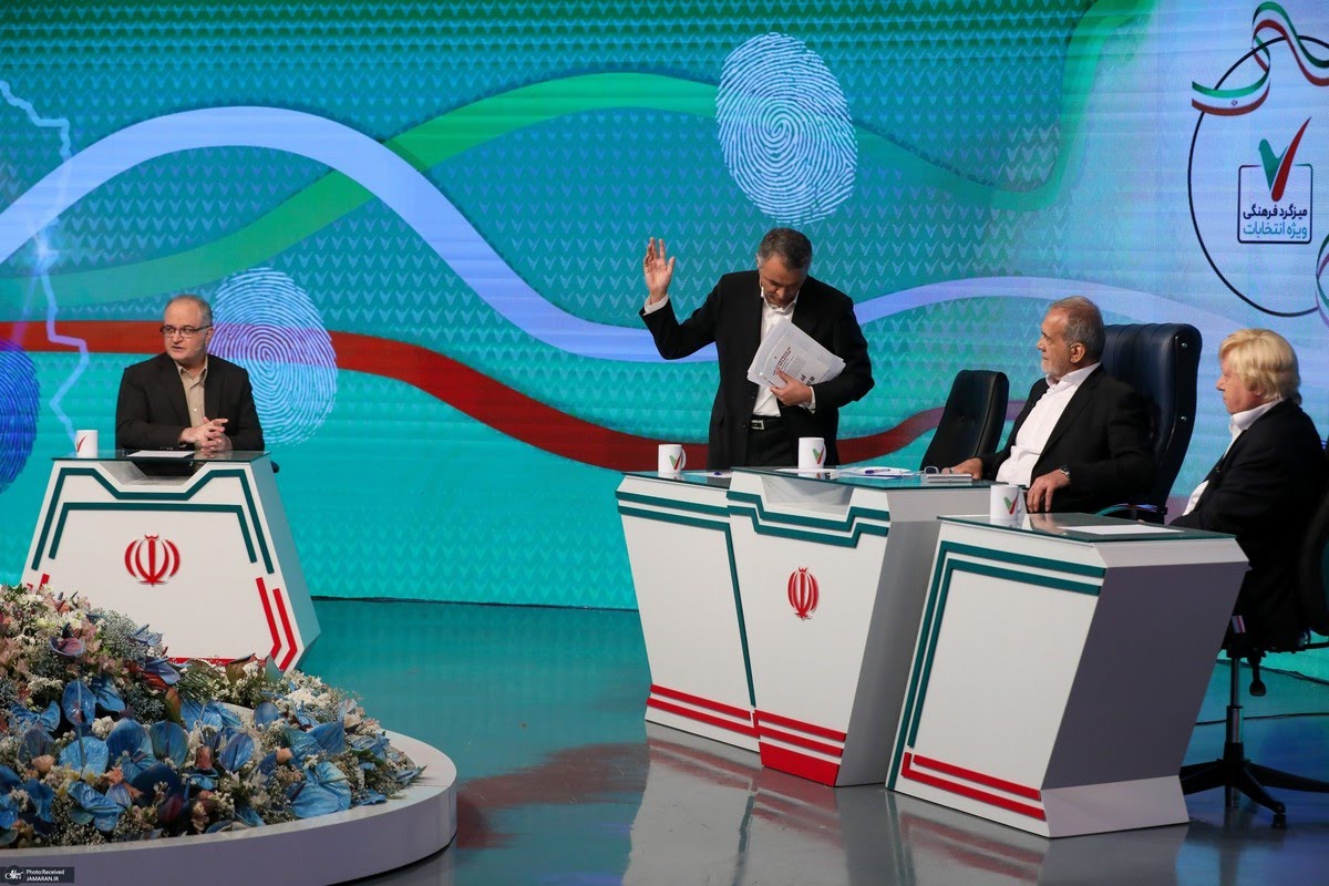 pendaaar's tweet image. خودم را گول می‌زنم که مشاور فرهنگی پزشکیان صرفا عصبانی شد و این نقشه از پیش تعیین شده یک جامعه شناس نبود.
چون اگر نقشه باشد و شرایط نشان داده که آن نقشه جواب داده، لاجرم باید بپذیریم بخش قابل توجهی از جامعه ایران علاقمند هوچی بازی است.
#فاجعه_اجتماعی