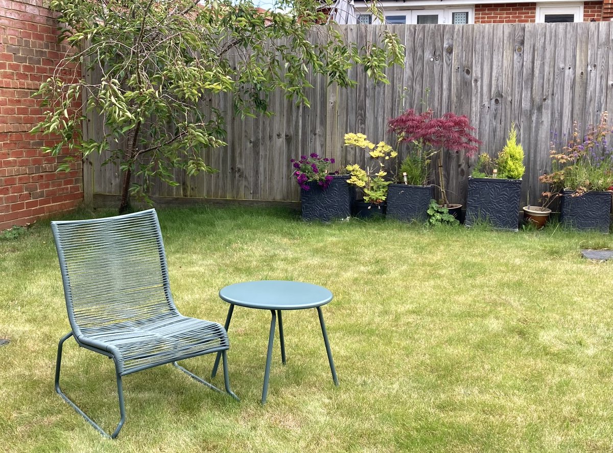 Acercalm's tweet photo. Ridiculously excited to have finally found a garden chair that fits me. My feet can touch the grass!  Not just my toes, but my whole foot flat on the ground. 

Only my fellow lilliputians will truly understand how grateful - and really comfortable - I feel now. #shortandfurious https://t.co/CzVvIAwTml