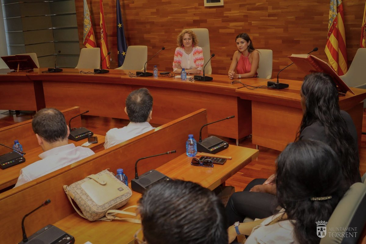 ConsColValEsp's tweet image. La alcaldesa de Torrent, Amparo Folgado, y la Cónsul de Colombia en Valencia, Gillian Maghmud, se reunieron con la comunidad colombiana en la ciudad. Fortalecemos la comunicación y la integración de +1,500 colombianos, abordando temas de educación, sanidad, empleo y vivienda 🇨🇴🤝🏻
