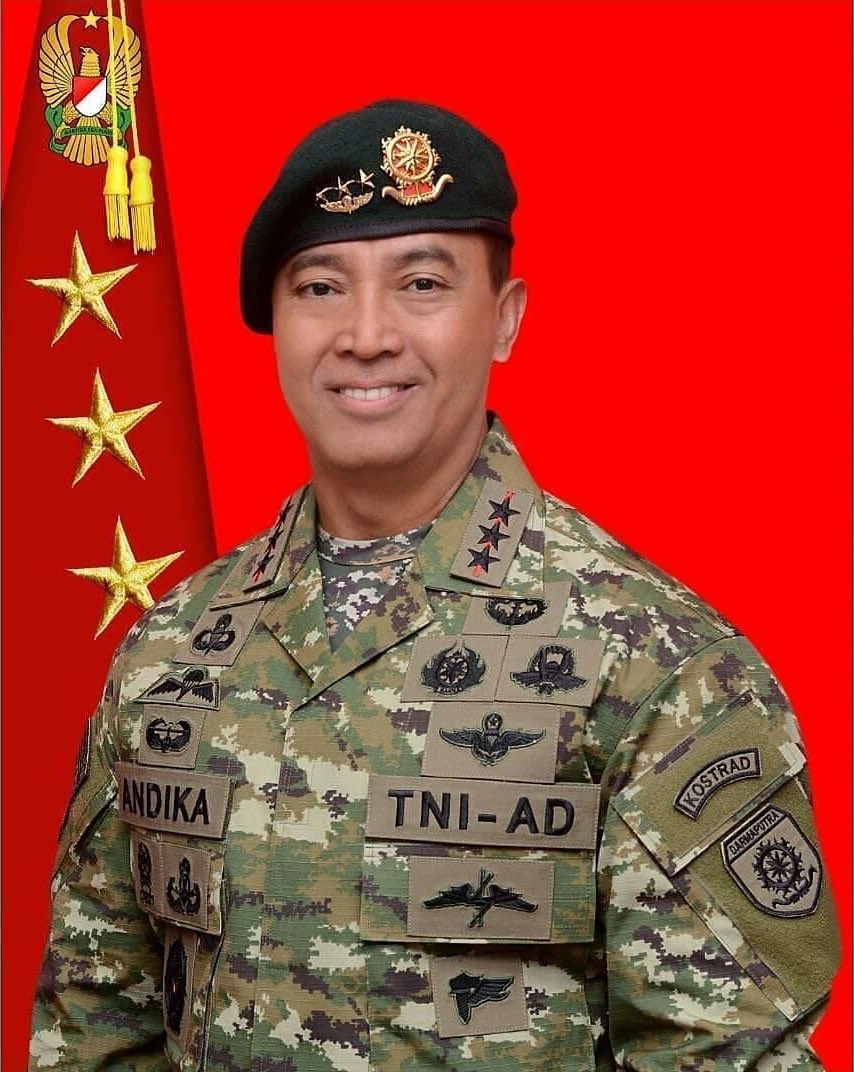 襟や腕に階級章を付けるってなると、インドネシア軍みたいなデザインが