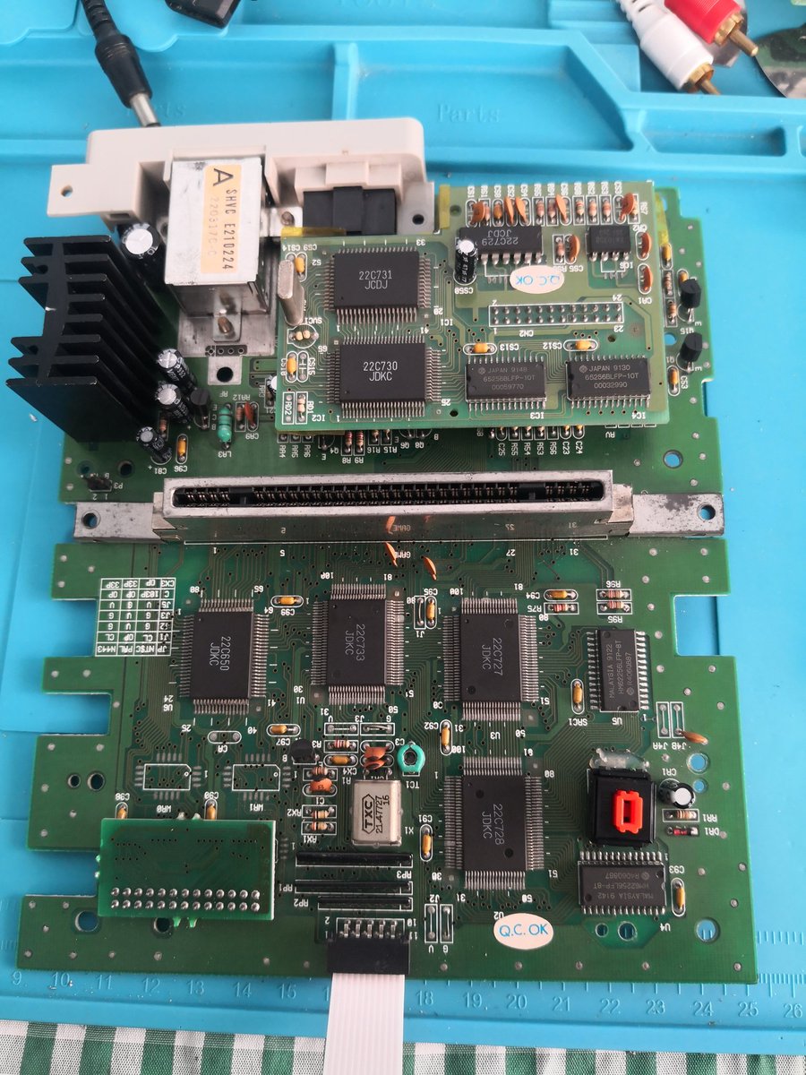 More pictures of the SFC replica i got, looking at the PCB it looks like they didn't cheap out on the RGB.