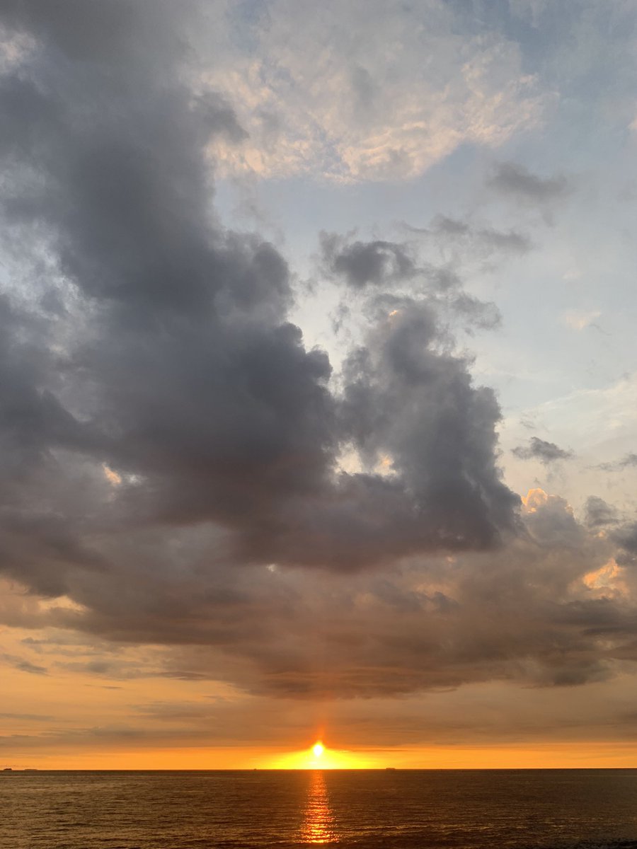 taqiayasy's tweet photo. Sunsetan tiap hari tanpa effort 🌅 https://t.co/1zW5XrEdh6