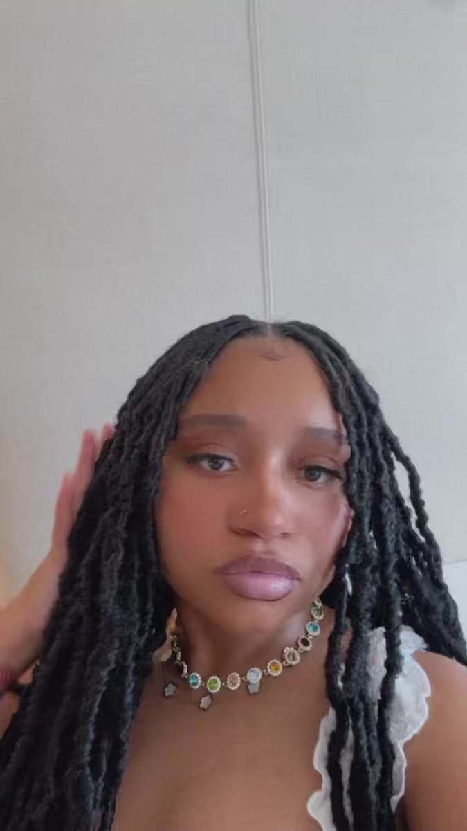 B. Elise Styles tweet media