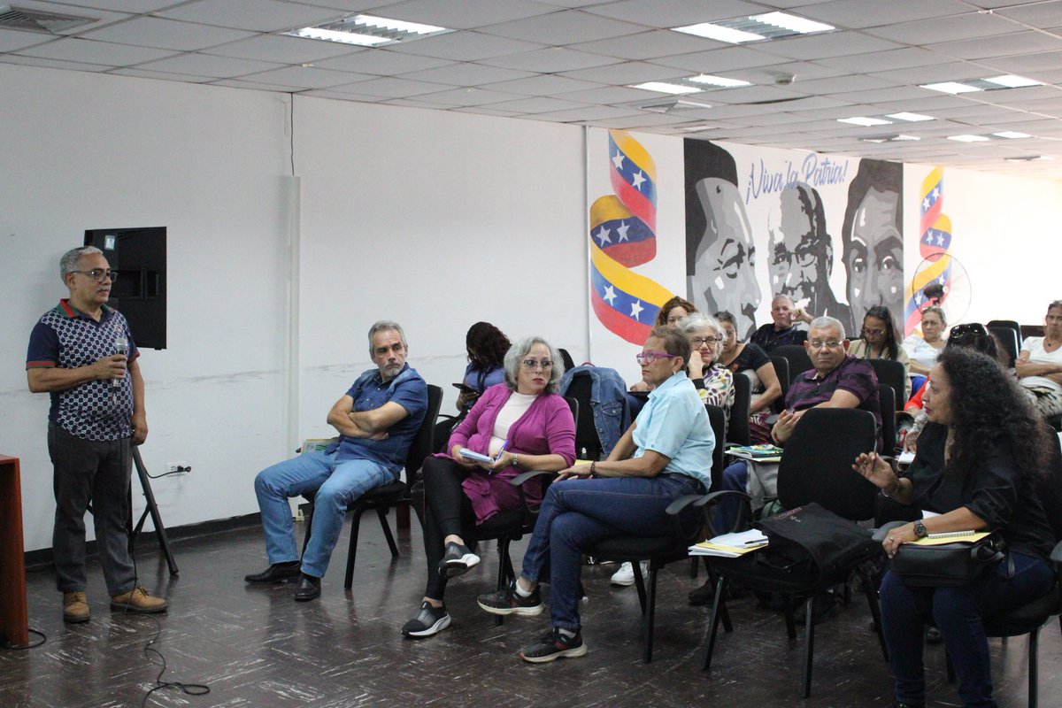 SomosUnem's tweet photo. #Ahora 🗣️|| Durante el encuentro del Consejo Académico Nacional de la UNEM, los Tutores Nacionales debaten las diferentes responsabilidades del mismo, para lograr el buen desarrollo de las actividades académicas y formación de los docentes.

#ConNicoTenemosPaz
@NicolasMaduro https://t.co/sBvv4sRyDU