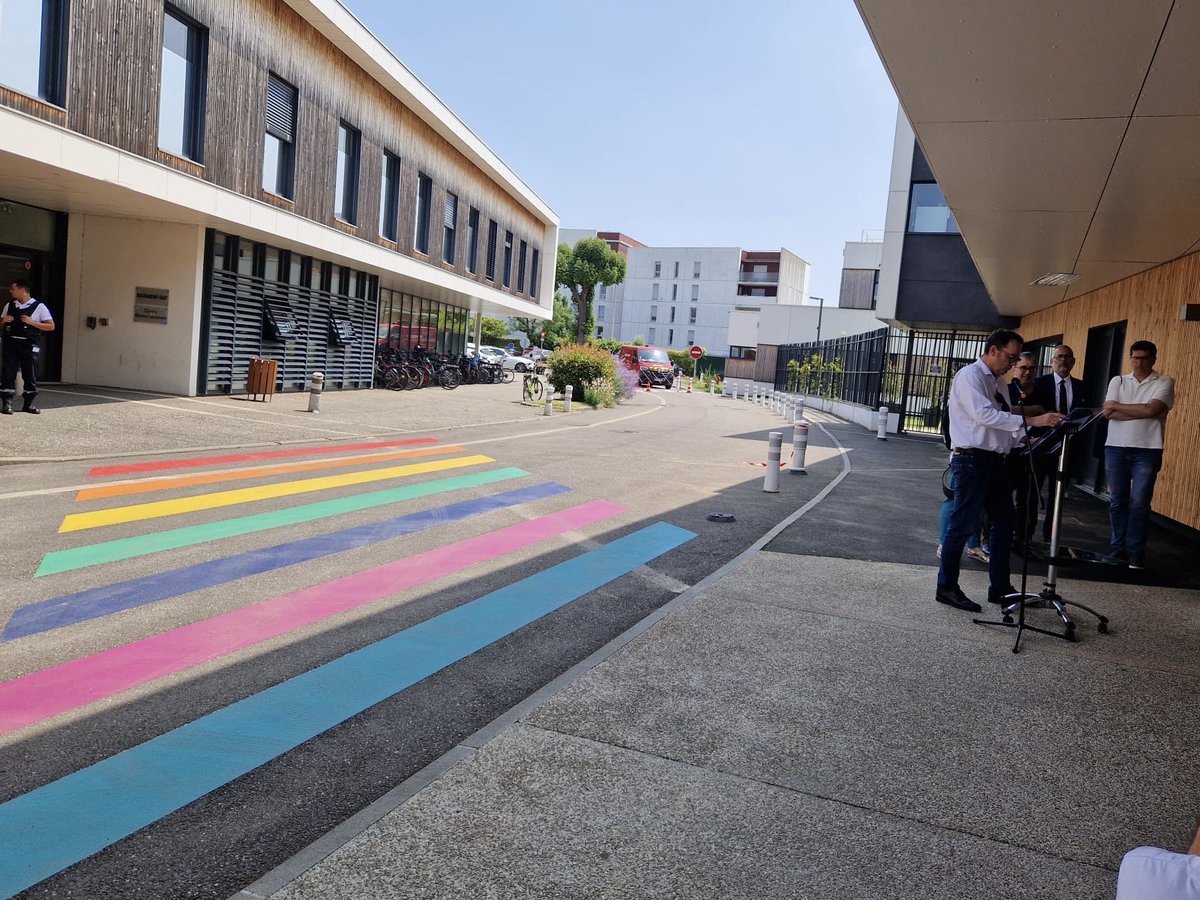 FoPerrens's tweet photo. 28 juin:inauguration d’un passage piéton🌈arc en ciel🌈Ce projet est un symbole de l’engagement du Ch Perrens en faveur des diversités,de l’inclusion et de lutte contre toutes les formes de discrimination FO était https://t.co/oUnA2lnadJ liberté et la tolérance c’est aussi ça FO https://t.co/02cJkX2Npb