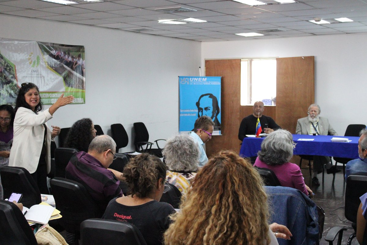 #Ahora 🗣️|| Durante el encuentro del Consejo Académico Nacional de la UNEM, los Tutores Nacionales debaten las diferentes responsabilidades del mismo, para lograr el buen desarrollo de las actividades académicas y formación de los docentes.

#ConNicoTenemosPaz
<a href="/NicolasMaduro/">Nicolás Maduro</a>