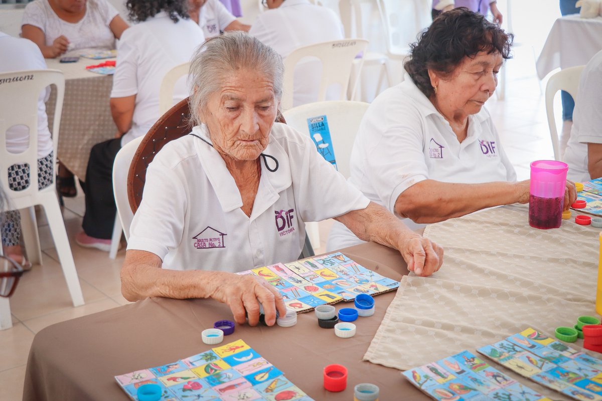 DIFVictoriaTam's tweet photo. A las abuelitas y abuelitos de las Casitas DIF les encanta la lotería 🥳

Por eso con el apoyo de nuestro grupo “Damas con Voluntad” les regalamos una divertida mañana de este juego con muchos premios 🎁 https://t.co/4mwCgS8PYG