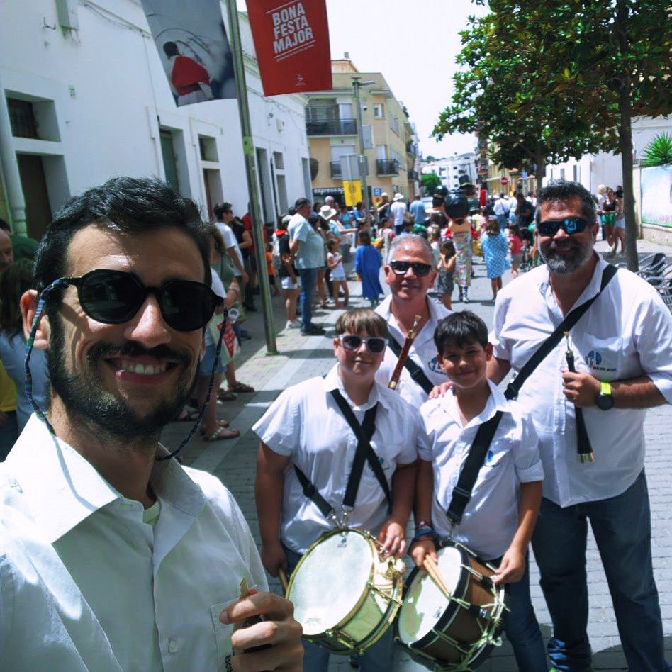 Seguim de #FMdeSantPere amb els Capis i Cabeçuts infantils!! Aquesta tarda i aquesta nit també hi serem amb @capisicabessuts_deribes!! Bona Festa Major Ribetans!!! #gralla #capis #timbal #Tradició  #dinapontusenruta  #dinapontusambconvidats <a href="/escoladgrallers/">Escola de Grallers de Sitges</a>