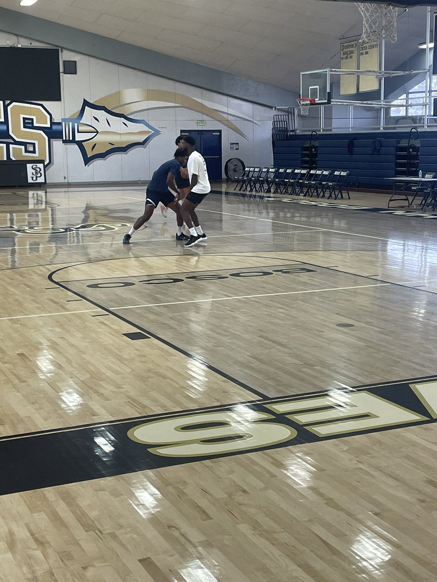 Literally the best past of coaching high school, when the alumni come back to get work in together.  Bosco legends <a href="/Marcokenz13/">marcokenz13🇬🇭</a> <a href="/Chris_James08/">Christian James</a> and <a href="/Isaacham_10/">Isaac Hamilton</a> getting extra work in this morning