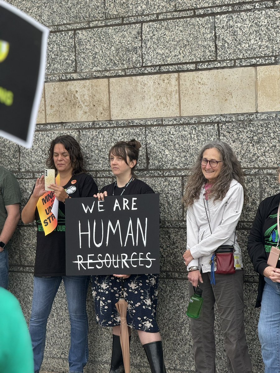 AFSCMEMN5's tweet photo. 💥 RIGHT NOW!! Minnesota Historical Society Workers Union members are RALLYING to oppose management’s cruelty in laying off workers with only 2 days notice, in violation of the contract’s required 2-week notice period. SHAME!!! #afscmestrong #union #1u https://t.co/HDXZNBdZAP