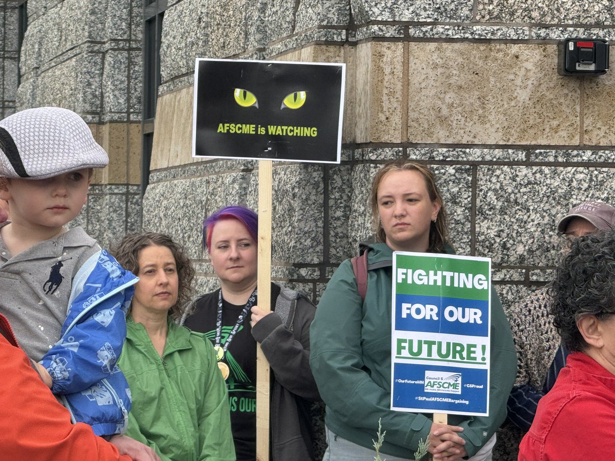 AFSCMEMN5's tweet photo. 💥 RIGHT NOW!! Minnesota Historical Society Workers Union members are RALLYING to oppose management’s cruelty in laying off workers with only 2 days notice, in violation of the contract’s required 2-week notice period. SHAME!!! #afscmestrong #union #1u https://t.co/HDXZNBdZAP