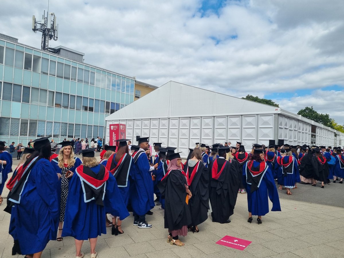 RealTrainingUK's tweet image. Some of our delegates lining up about to graduate @MiddlesexUni today. Congratulations to our graduating class of 2024 - we hope you are celebrating wherever you are! #MDXGrad
