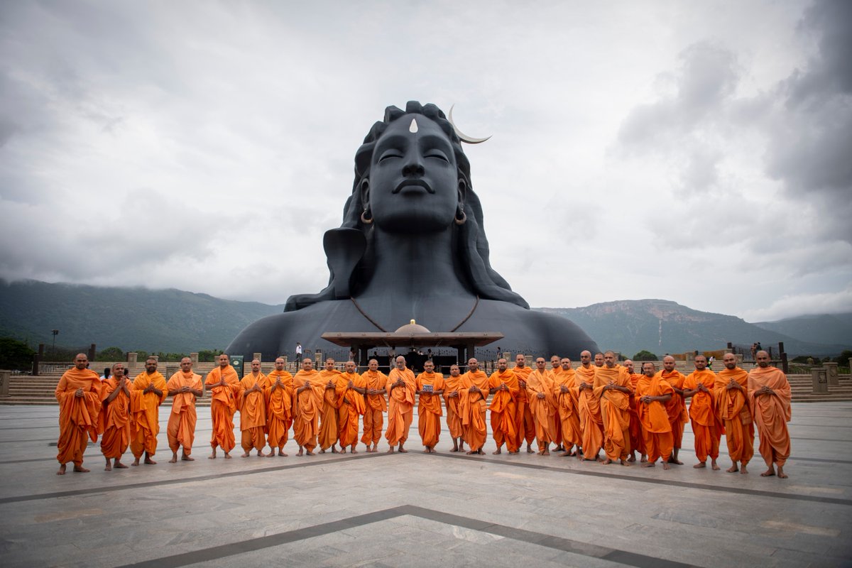 ishafoundation's tweet photo. 30 monks from @BAPS Swaminarayan Sanstha were warmly welcomed at Isha Yoga Center, Coimbatore, where they explored different aspects of this sacred space, including the 112-ft Adiyogi and Dhyanalinga. https://t.co/mQrAdFahcX