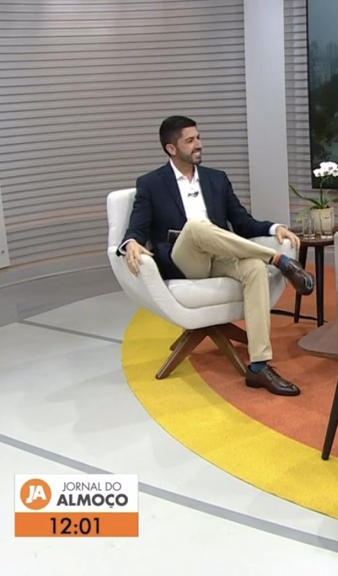 No dia do orgulho LGBTQIA+, amando a meia do <a href="/marcomatostv/">marcomatostv</a> no #JornaldoAlmoço