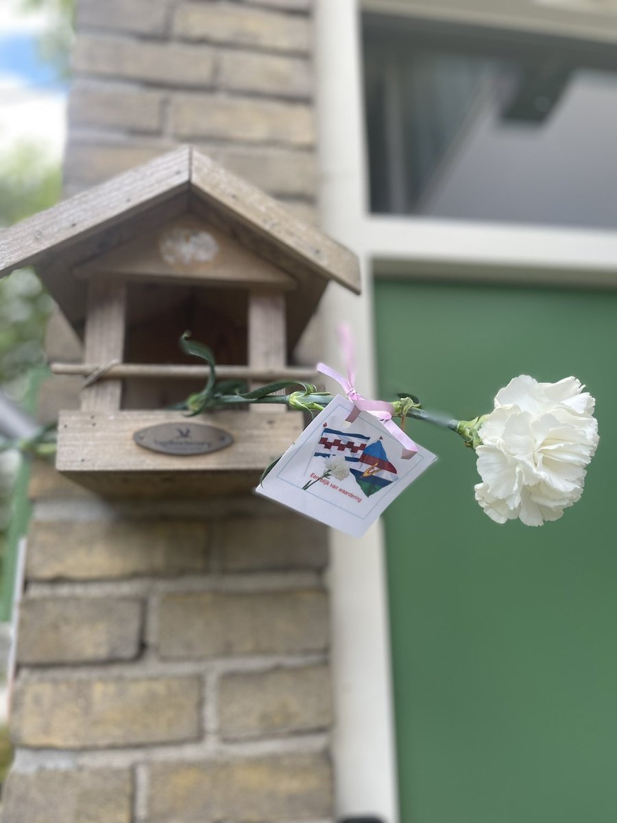 Morgen is het nationale veteranendag. Samen met Eerste Luitenant de Nijs bracht ik een anjer bij onze veteranen als blijk van waardering. Alle veteranen wensen we een mooie dag morgen!!