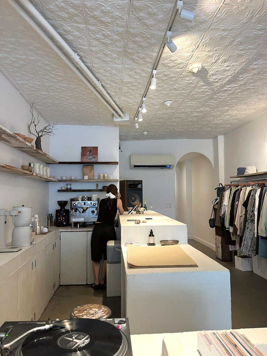 Lee_cusa's tweet image. From high-end boutiques to bargain finds, there&apos;s something for everyone on our shopping adventure