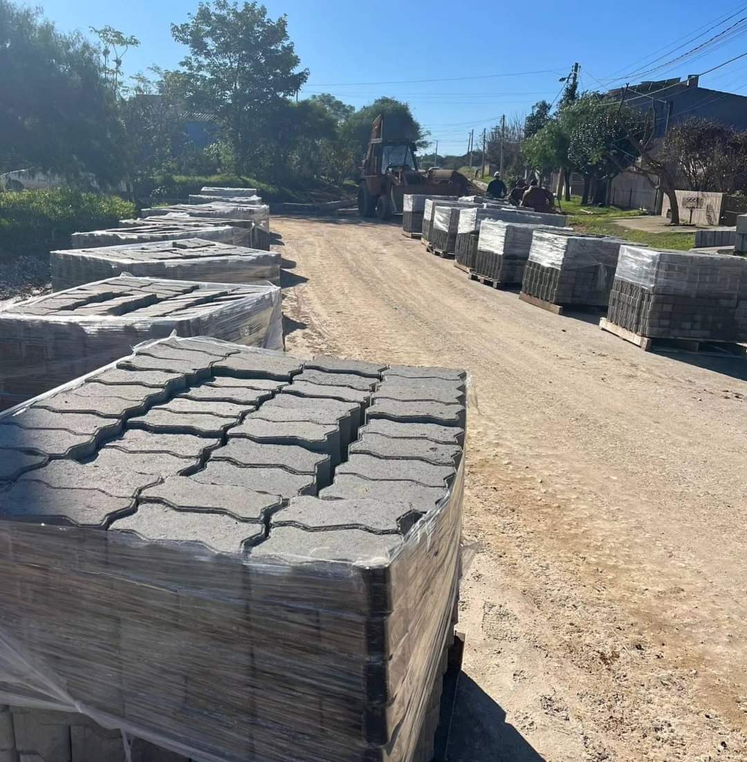 DivaldoLara's tweet photo. INICIOU A OBRA DE ENTRADA DA STAND. Primeiras imagens da obra de calçamento da R. Athos Aramis Budó, na entrada do Bairro Stand. Em breve, mais um trecho resolvido em definitivo. https://t.co/kkAoGZs0d1