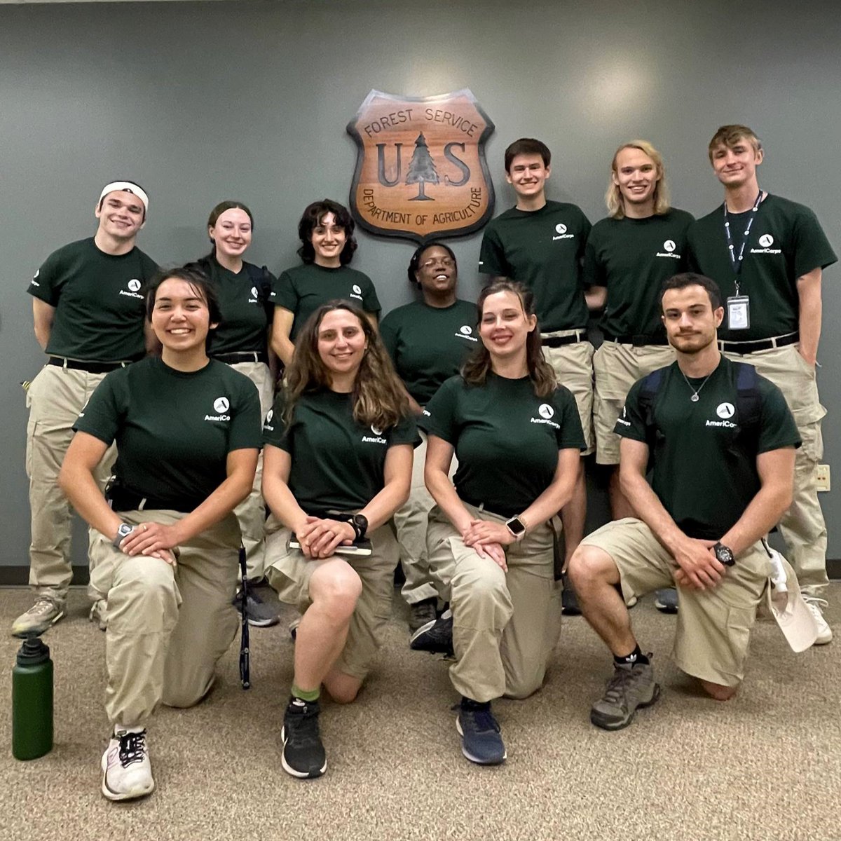 AmeriCorpsNCCC's tweet photo. 🌲#ForestCorps #ServiceSpotlight✨
@AmeriCorps members in the NCCC program recently toured the Wildland Fire Training Center in McClellan Park, CA, where they will receive the bulk of their training from @forestservice staff. 🛠️ https://t.co/zKtPHKnGSM