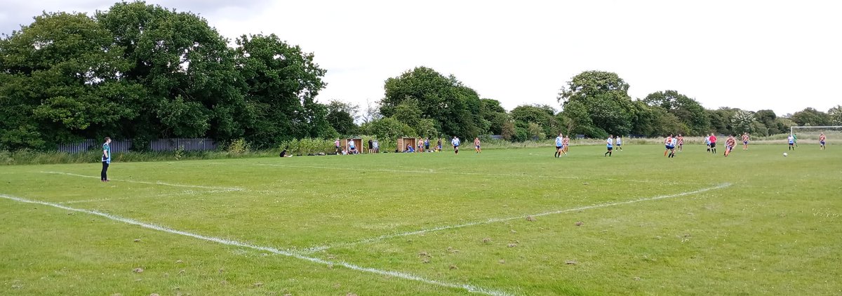 smilerhopper's tweet photo. #groundhopping #kingstonuponhull #thnf #charitygame at Sir Henry Cooper Park pitch #2 home of Thorpe Park Rangers @ERCountyLeague Div 2  &amp; Parks AFC @hdyfleague for @mattslegendsfc v @united_slc game number 12 #newgroundalert with mellie good to catch up with @JRipley98 windy ☀️ https://t.co/jS11zfHbyt