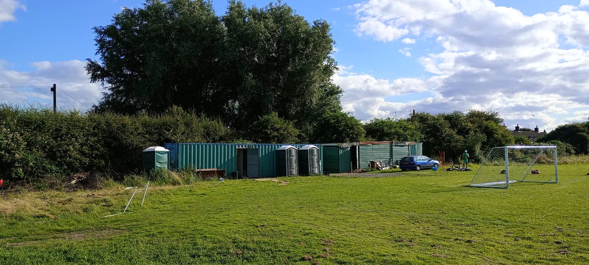 smilerhopper's tweet photo. #groundhopping #kingstonuponhull #thnf #charitygame at Sir Henry Cooper Park pitch #2 home of Thorpe Park Rangers @ERCountyLeague Div 2  &amp; Parks AFC @hdyfleague for @mattslegendsfc v @united_slc game number 12 #newgroundalert with mellie good to catch up with @JRipley98 windy ☀️ https://t.co/jS11zfHbyt