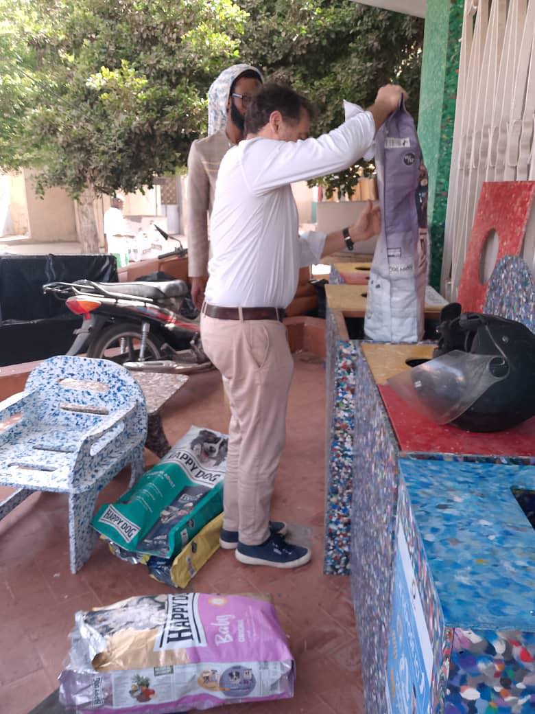 Monsieur Alexandre est venu au niveau de notre #Ecoboutik apporter ses bouteilles vides que nous allons recycler à travers nos programmes #Trivalor et #Recuplast.

Ce genre de geste est à magnifier et nous invitons chacun d’entre vous à adopter ses gestes #écoresponsables.