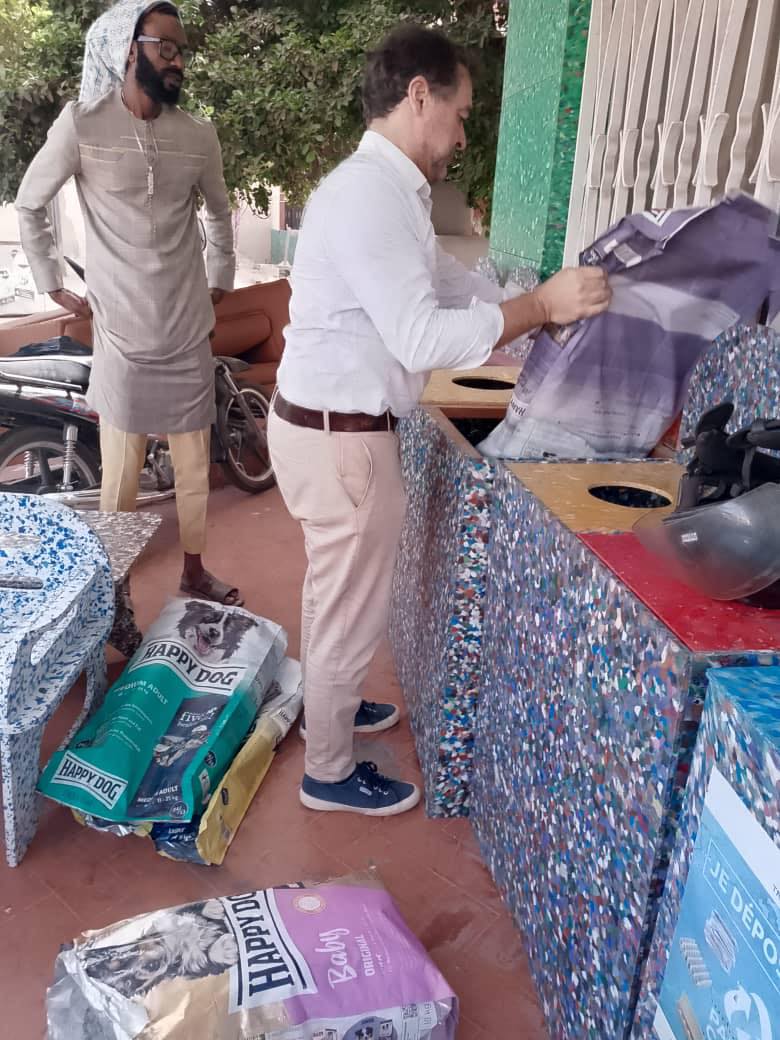 Recuplast1's tweet photo. Monsieur Alexandre est venu au niveau de notre #Ecoboutik apporter ses bouteilles vides que nous allons recycler à travers nos programmes #Trivalor et #Recuplast.

Ce genre de geste est à magnifier et nous invitons chacun d’entre vous à adopter ses gestes #écoresponsables. https://t.co/IR1MxO4RQK