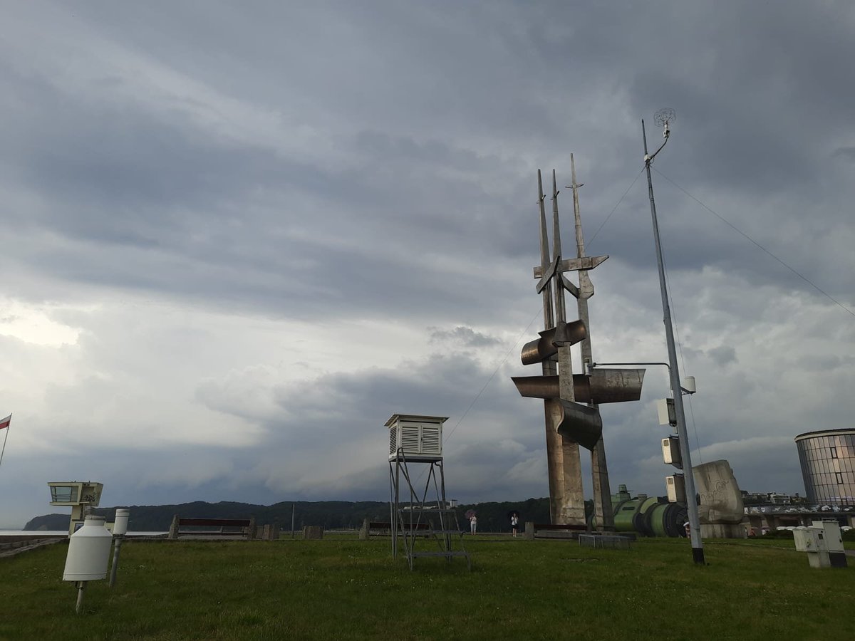 IMGWmeteo's tweet image. #IMGWlive | 17:30 28.06

⛈️Aktualnie najsilniejsze zjawiska burzowe występują w rejonie Trójmiasta. Możliwe jest uformowanie się struktury typu #BowEcho.

F. Gdynia, E. Szewczak