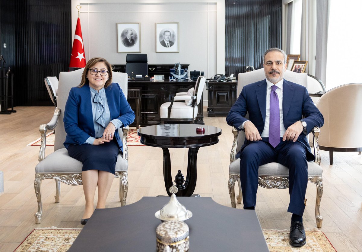 Bugün Dışişleri Bakanımız Sn. <a href="/HakanFidan/">Hakan Fidan</a> ile buluşarak, “yeşil şehir, dirençli şehir” gibi başlıklar başta olmak üzere, 

uluslararası birçok konu ve proje hakkında önemli değerlendirmeler yaptık.

Nezaketli kabulleri için değerli Bakanımıza çok teşekkür ediyorum.