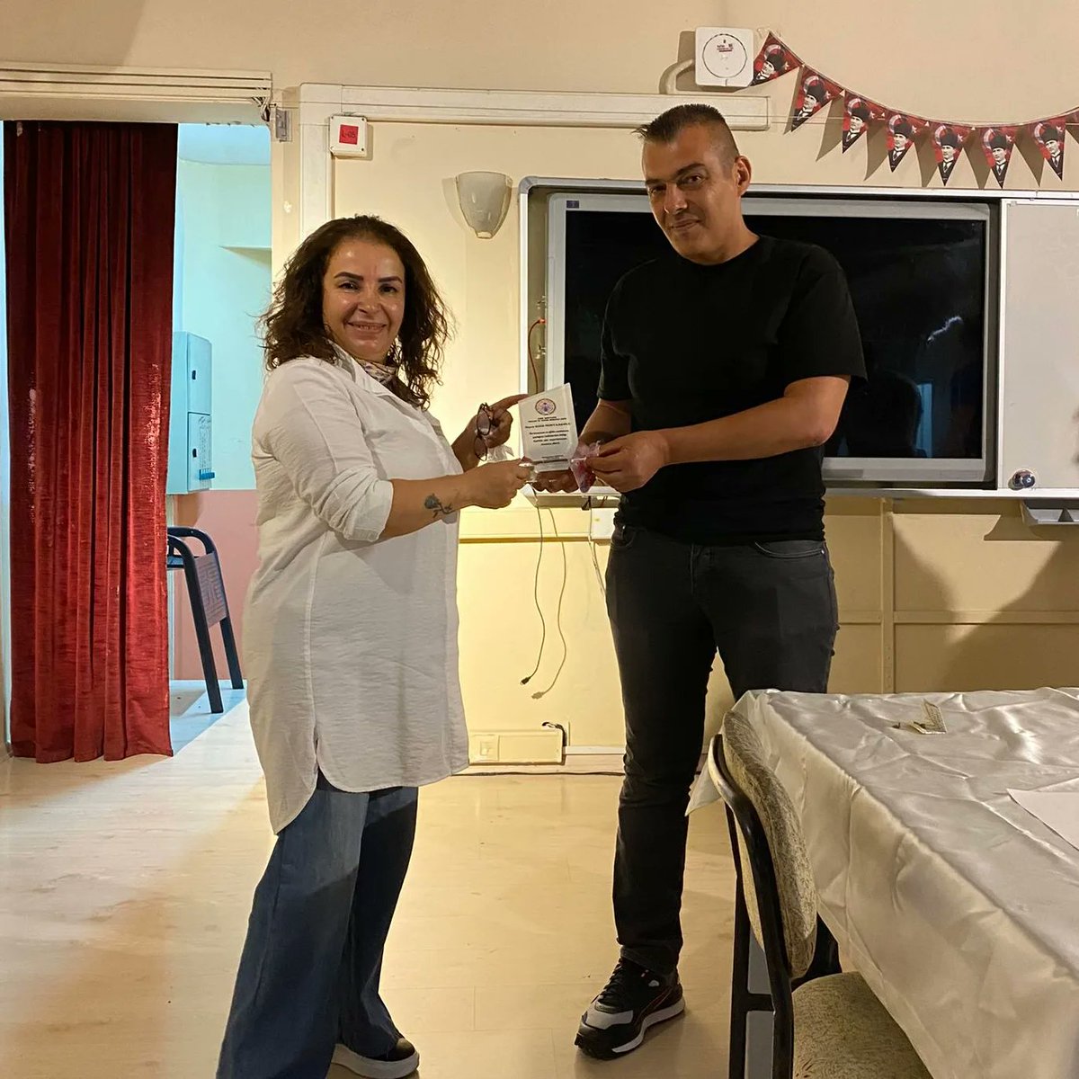 ihkibkagithane's tweet photo. Okulumuzdan ayrılan Öğretmenlerimizden Güllü Muhtaroğlu ve Sema Koyuncu'ya yeni yerlerinde başarılar, emekli olan öğretmenimiz Kadriye Özgür' e ise emeklilik yıllarında mutluluklar diliyoruz. https://t.co/iKsXe9RFBp